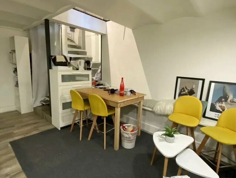 Retail in Paris for lease - Interior Photo - Image 2 of 4