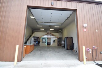 611 NE Jackpine Ct, Redmond, OR for lease Interior Photo- Image 2 of 14