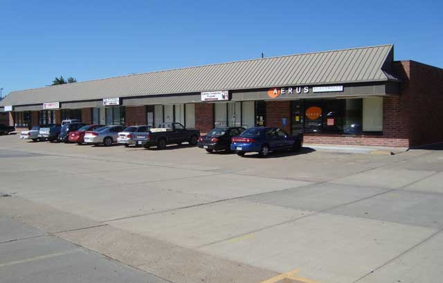 923 SW Fairlawn Rd, Topeka, KS for sale - Primary Photo - Image 1 of 1