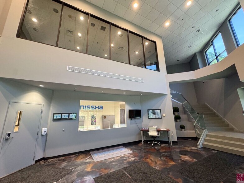 1 Hillside Dr, Wolcott, CT for sale - Interior Photo - Image 3 of 28