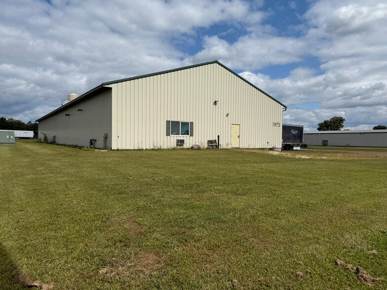 1975 Spindt Dr, Waupaca, WI for sale - Building Photo - Image 3 of 21