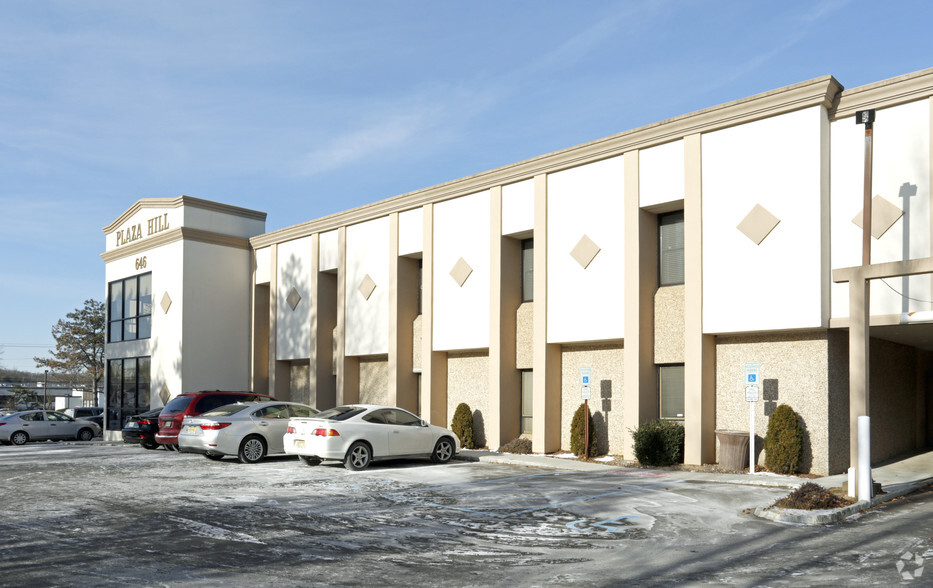 646 State Route 18, East Brunswick, NJ for lease - Building Photo - Image 3 of 4