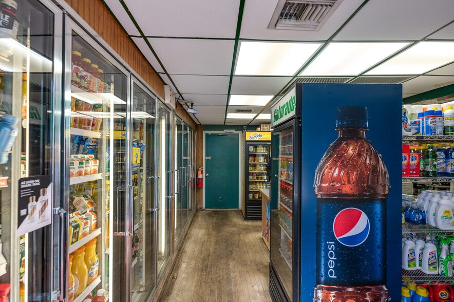 8 Montauk Hwy, East Hampton, NY for lease - Building Photo - Image 2 of 15