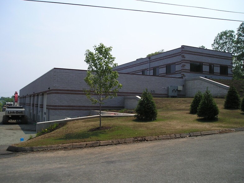 104 Commerce Cir, Durham, CT for sale - Primary Photo - Image 1 of 1