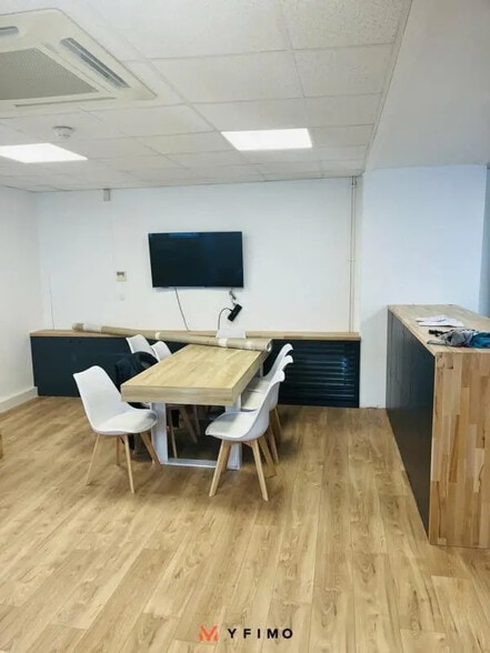 Flex in Croissy-sur-Seine for lease - Interior Photo - Image 3 of 6