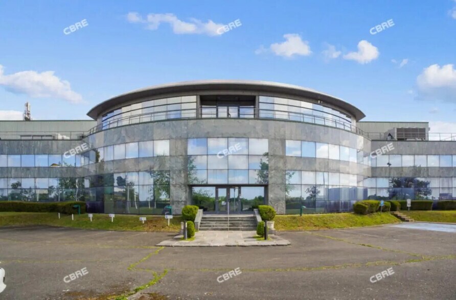 Flex in Houdan for sale - Building Photo - Image 2 of 14