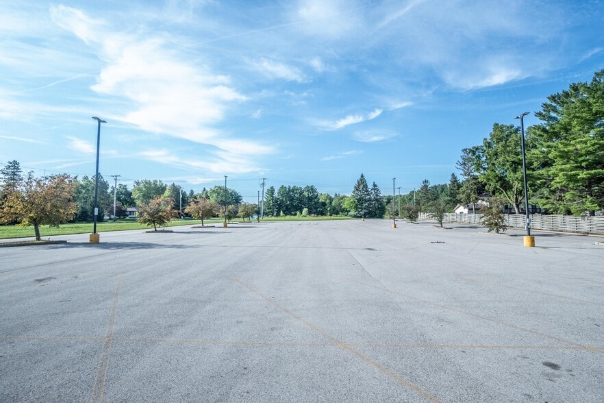 1361 Grand Ave, Hartford, WI for sale - Building Photo - Image 3 of 17