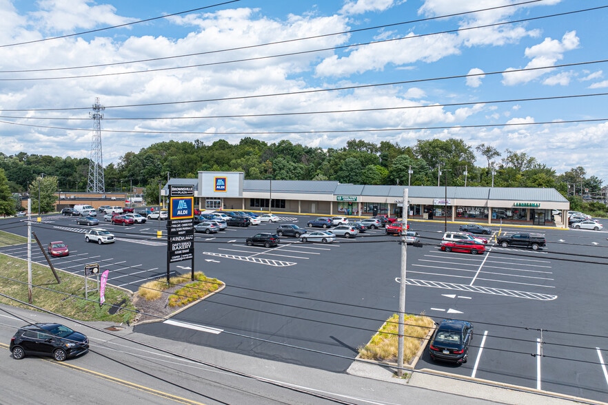 5239-5255 Brownsville Rd, Pittsburgh, PA for lease - Building Photo - Image 1 of 9