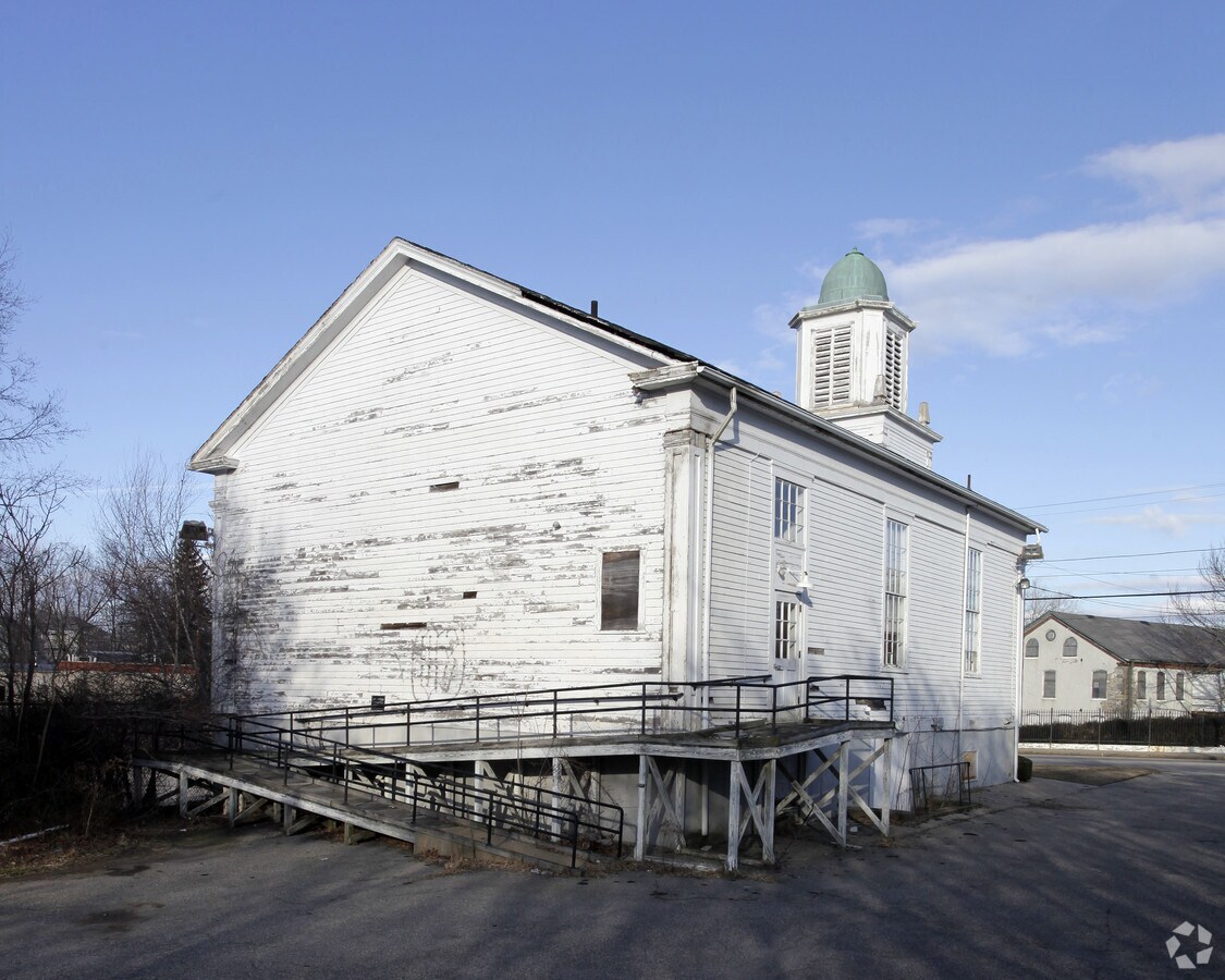 13881390 Cranston St, Cranston, RI 02920