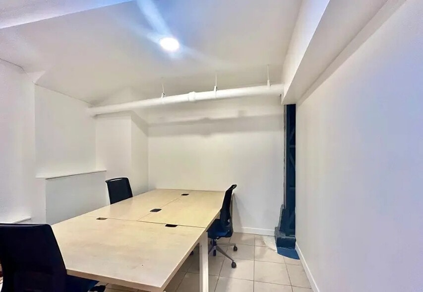 Office in Paris for lease - Interior Photo - Image 3 of 6