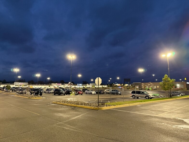 1715-1749 Beam Ave, Maplewood, MN for lease - Building Photo - Image 2 of 43