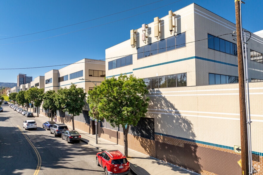 5525 Etiwanda Ave, Tarzana, CA for lease - Building Photo - Image 2 of 13