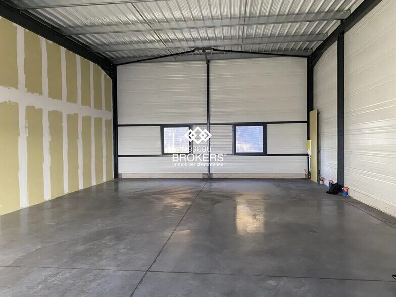 Office in Thiers for lease - Interior Photo - Image 3 of 14