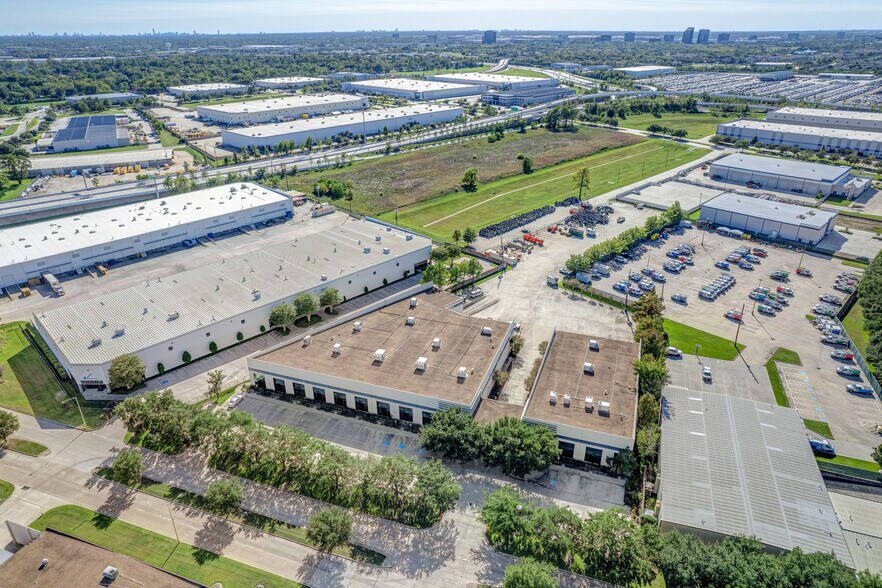 16503 Air Center Blvd, Houston, TX for lease - Building Photo - Image 2 of 18