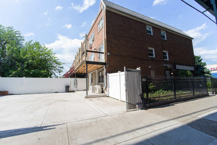 10380 103rd St, Ozone Park, NY for sale - Primary Photo - Image 3 of 21