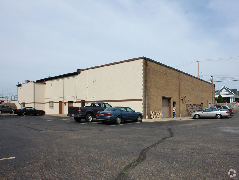 2735 Front St, Cuyahoga Falls, OH for lease - Building Photo - Image 3 of 3