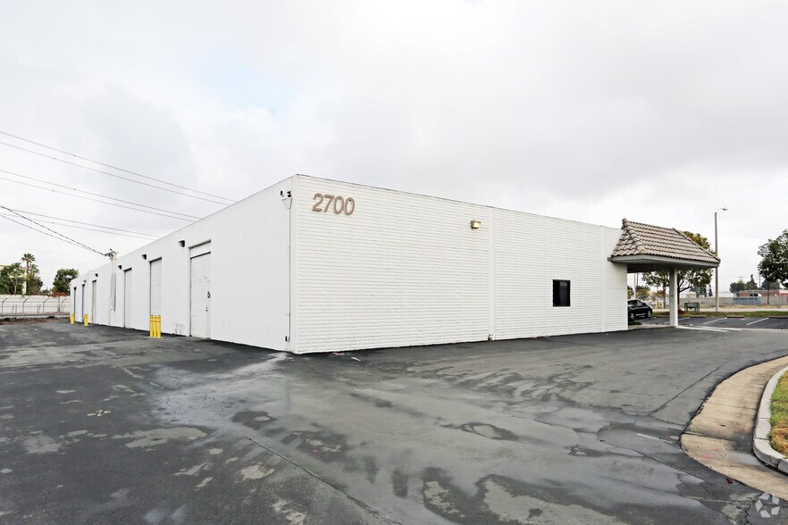 2700 S Main St, Santa Ana, CA for lease - Building Photo - Image 3 of 4