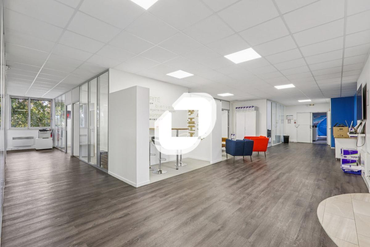 6 Rue Vincent Van Gogh, Neuilly-Plaisance for lease Interior Photo- Image 1 of 15
