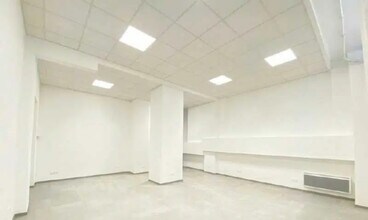 Retail in Paris for sale Interior Photo- Image 2 of 6