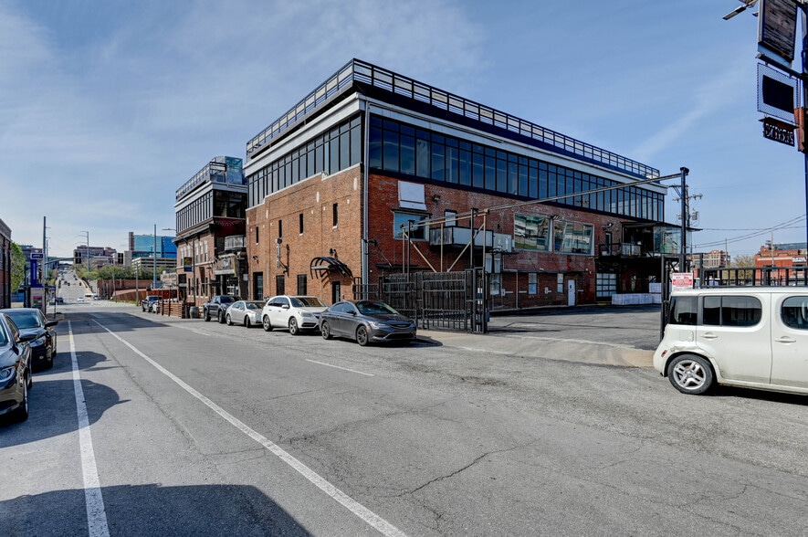 1726-1728 Holmes St, Kansas City, MO for lease - Building Photo - Image 3 of 7