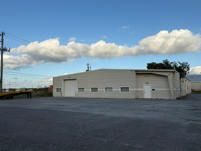 9041 Wingtip Dr, Houston, TX for lease - Building Photo - Image 1 of 8