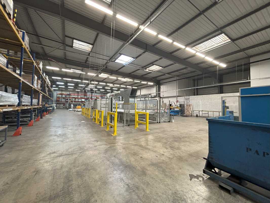 Flex in La Courneuve for lease Building Photo- Image 1 of 6