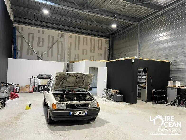 Flex in Angers for lease - Building Photo - Image 1 of 16