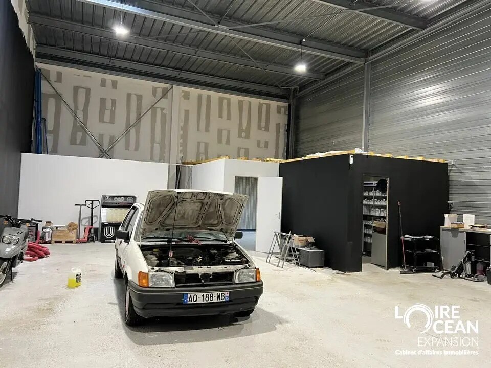 Flex in Angers for lease Building Photo- Image 1 of 17