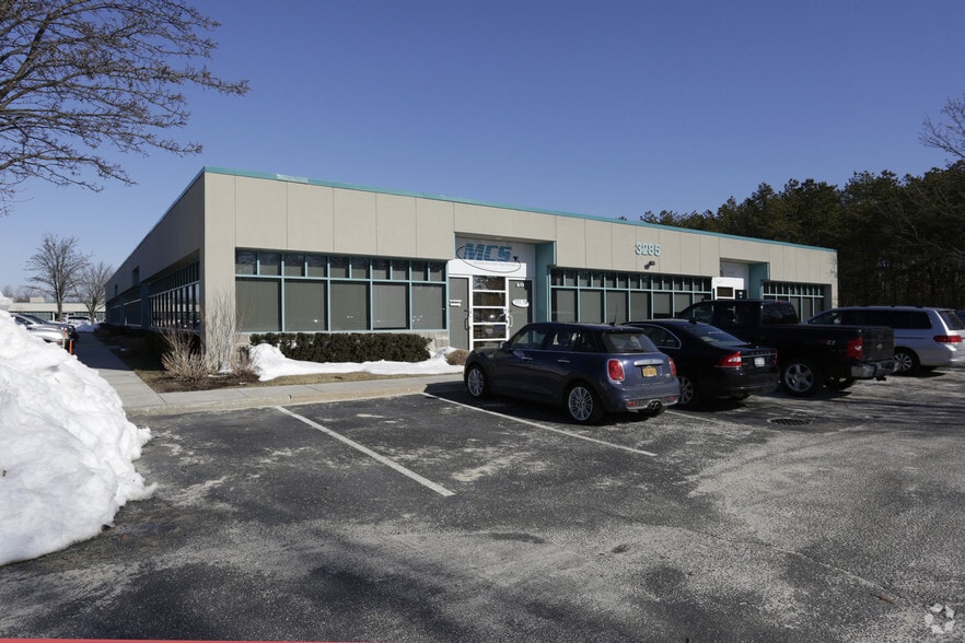 3285 Veterans Memorial Hwy, Ronkonkoma, NY for lease - Primary Photo - Image 2 of 6