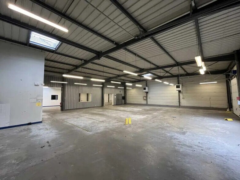 Flex in Saint-Jean-de-la-Ruelle for lease - Building Photo - Image 3 of 12