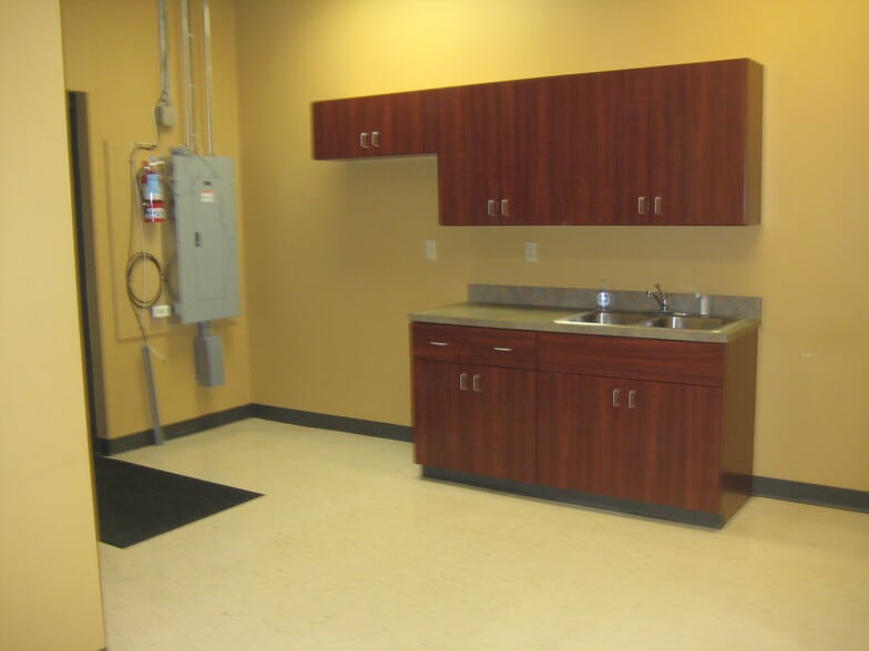 8913-8923 Veterans Memorial Pky, O'Fallon, MO for lease - Interior Photo - Image 3 of 14