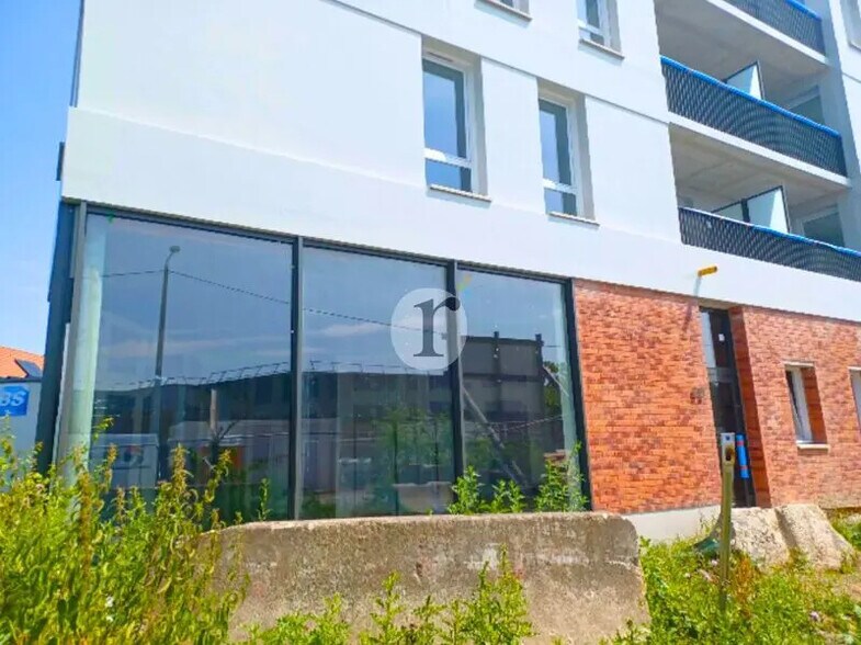 Retail in Seclin for lease - Building Photo - Image 3 of 4