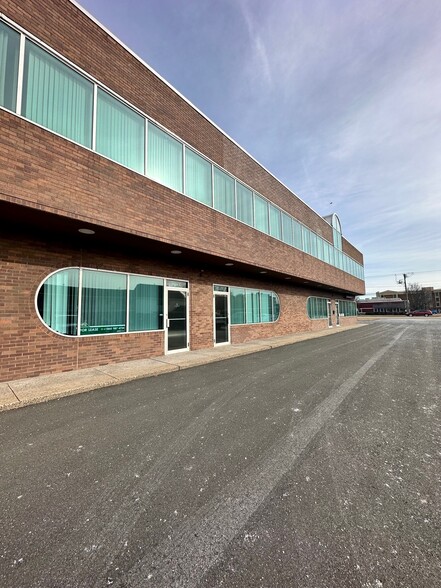 1331 Silas Deane Hwy, Wethersfield, CT for lease - Building Photo - Image 2 of 4