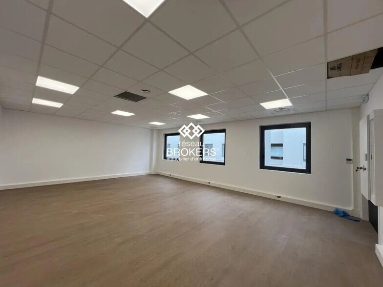 Retail in Villebon-sur-Yvette for lease - Interior Photo - Image 3 of 9