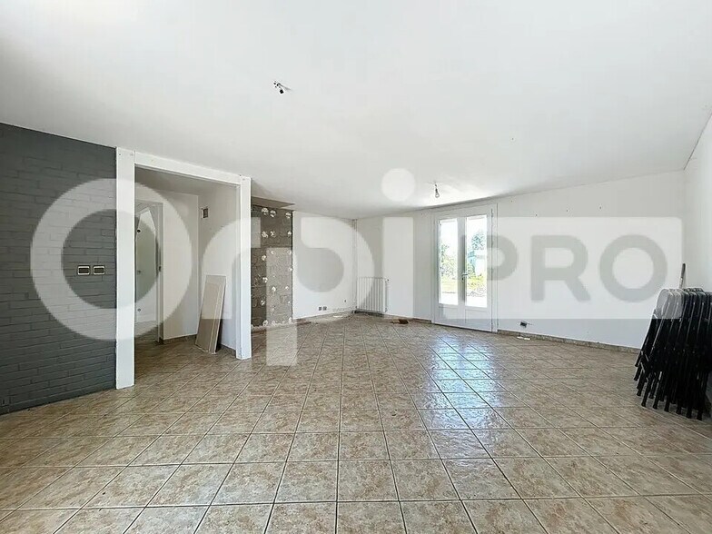 Retail in Breuil-le-Vert for lease - Interior Photo - Image 2 of 8