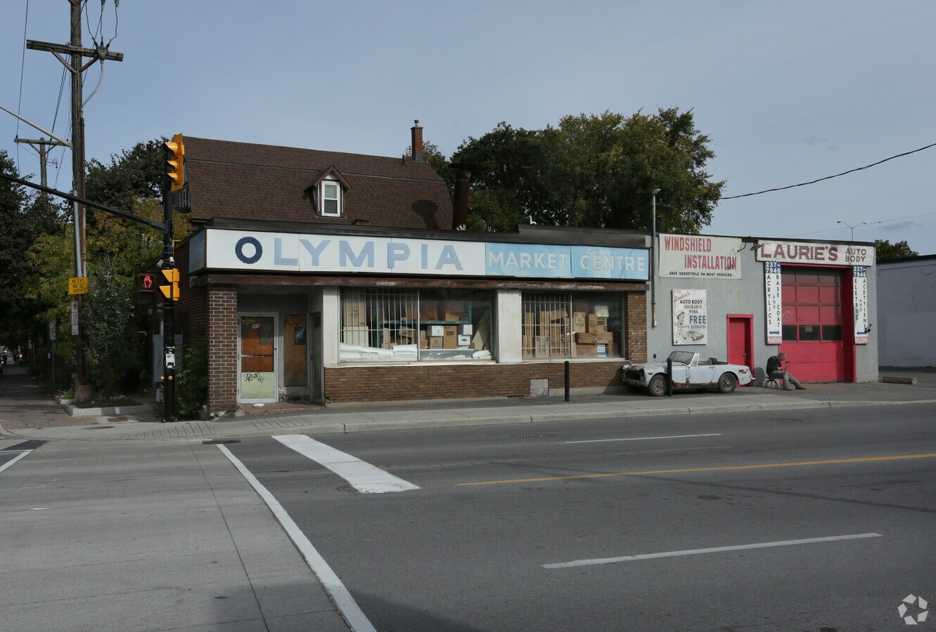 565 Bronson Ave, Ottawa, ON K1R 6K2