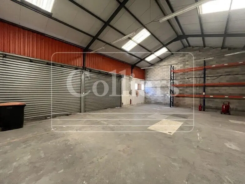 Flex in Aubagne for lease - Interior Photo - Image 3 of 5