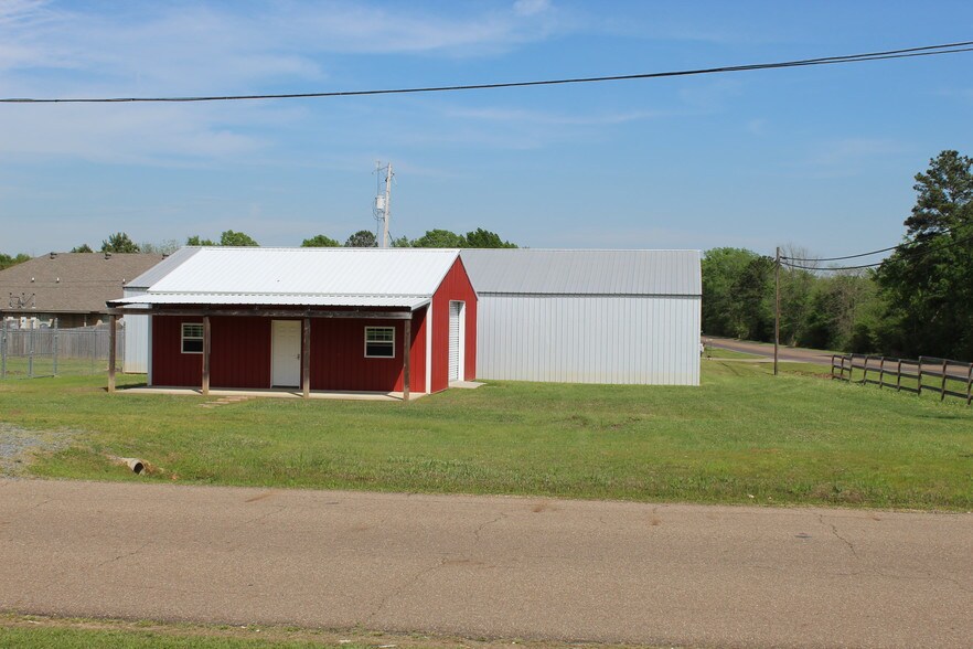 810 W Avenue A, Hooks, TX 75561