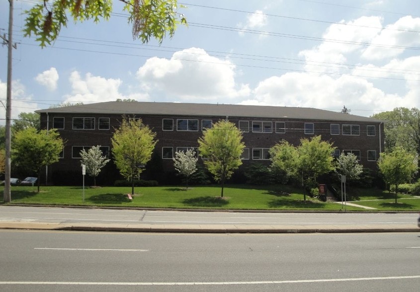3748 W Chester Pike, Newtown Square, PA for lease - Building Photo - Image 1 of 5