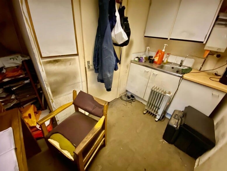 128C Upminster Rd, Havering for sale - Interior Photo - Image 2 of 3