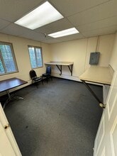 12715 Miller Rd NE, Bainbridge Island, WA for lease Interior Photo- Image 2 of 7