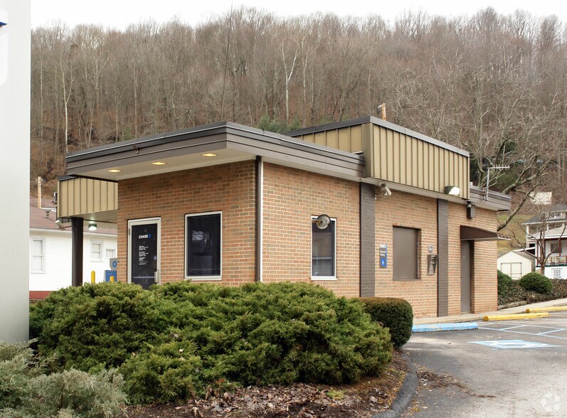 119 North Dr, Clendenin, WV 25045