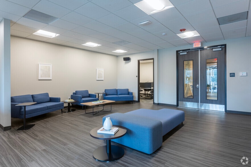 265 E River Park Cir, Fresno, CA for lease - Building Photo - Image 3 of 30