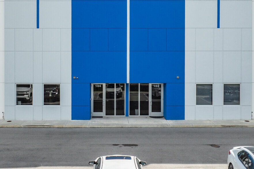 10900 NW 146th St, Hialeah Gardens, FL for lease - Building Photo - Image 2 of 6