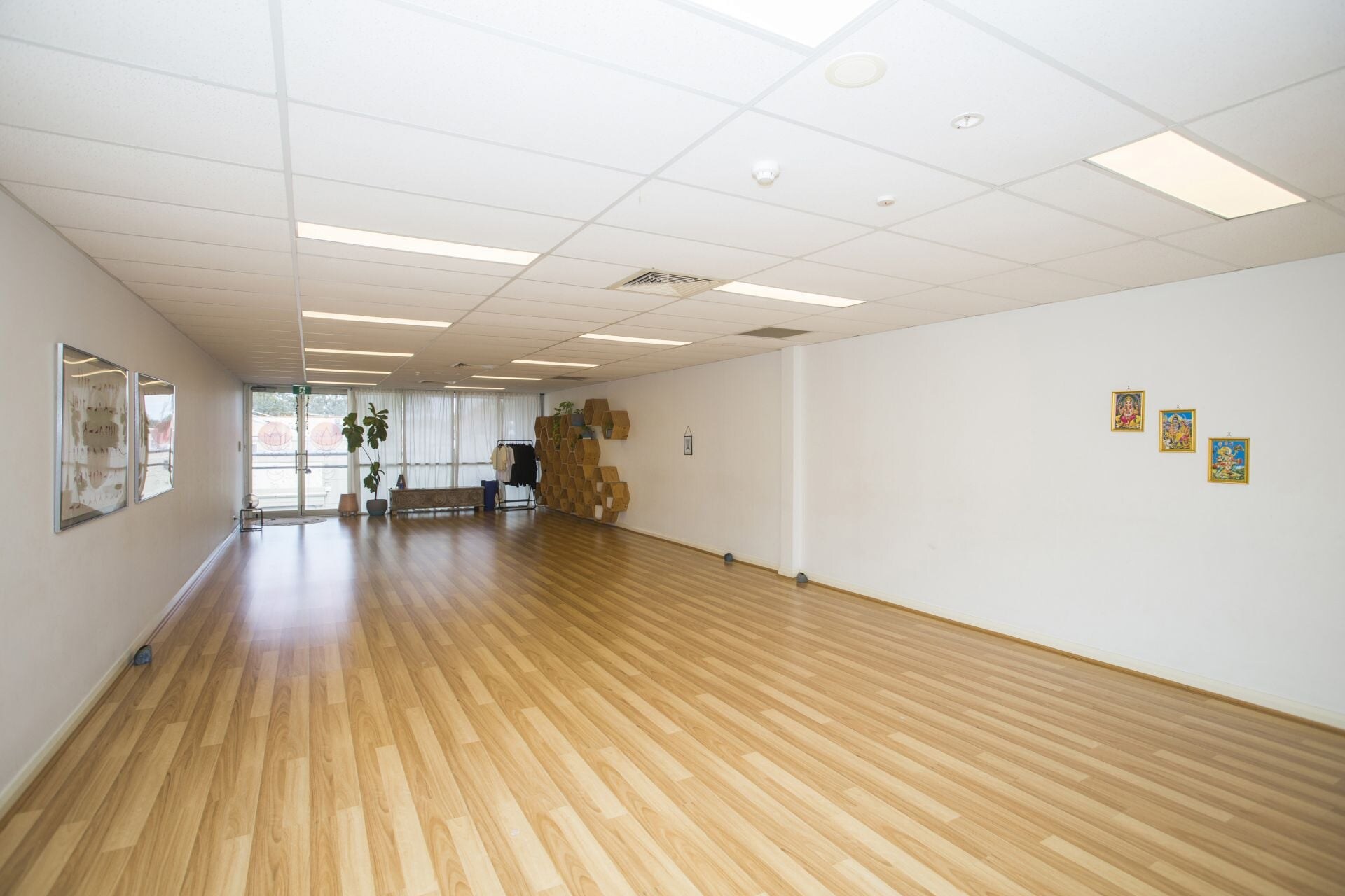 8 Davallia Rd, Duncraig for lease Interior Photo- Image 1 of 7