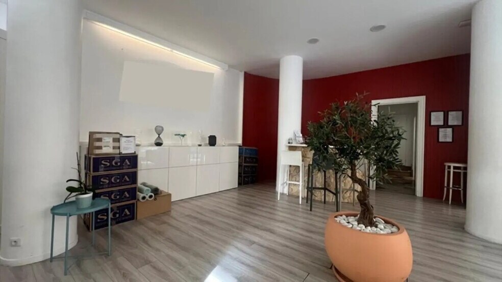 Office in Nice for lease - Interior Photo - Image 2 of 11