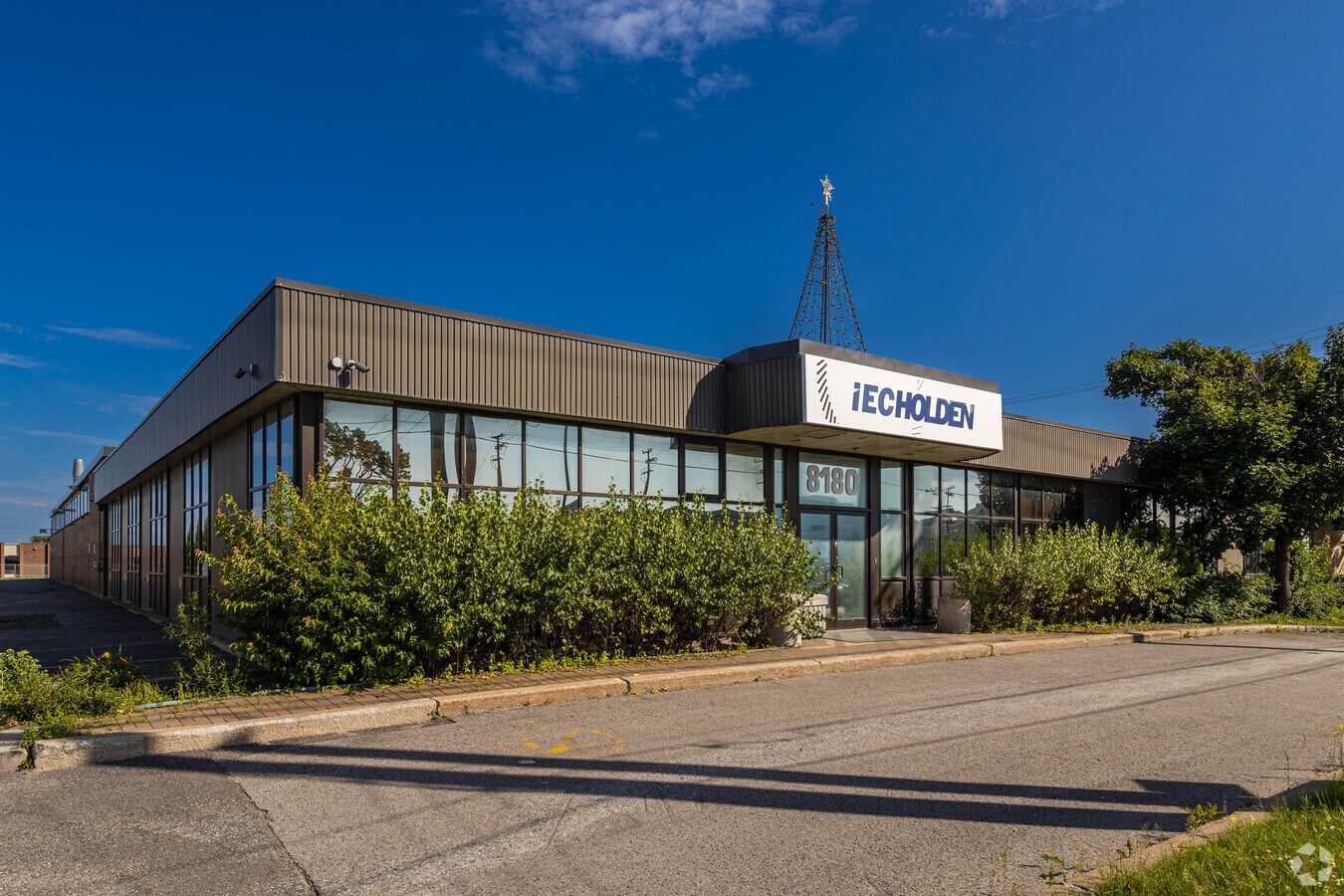 8180 Ch de la CôtedeLiesse, Montréal, QC H4T 1G8