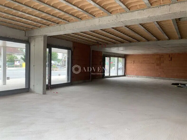 Retail in Les Montils for lease - Construction Photo - Image 3 of 6