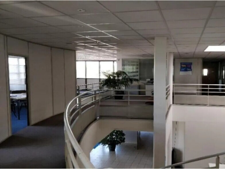 Industrial in Miribel for lease - Interior Photo - Image 2 of 4