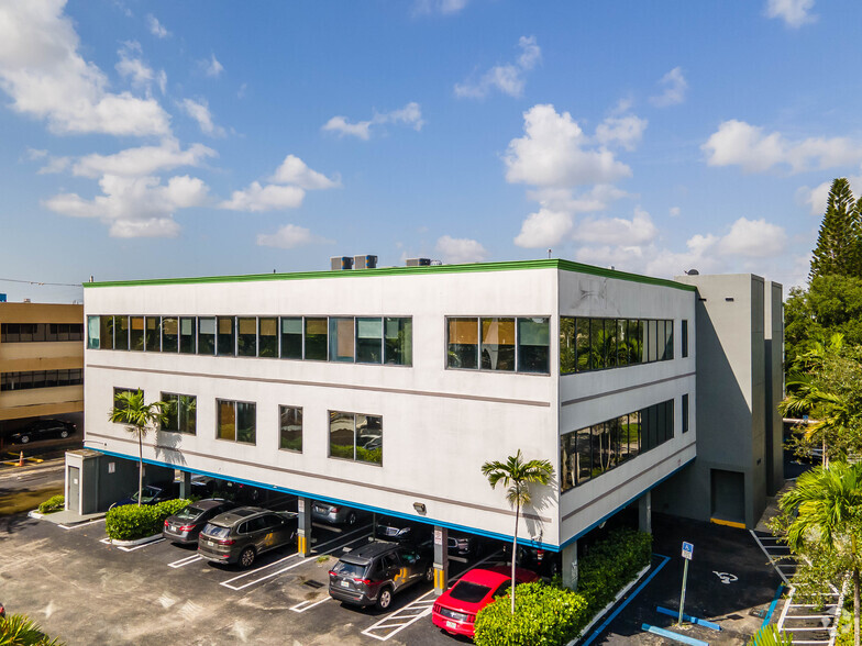 150 NW 168th St, North Miami Beach, FL for lease - Primary Photo - Image 1 of 9